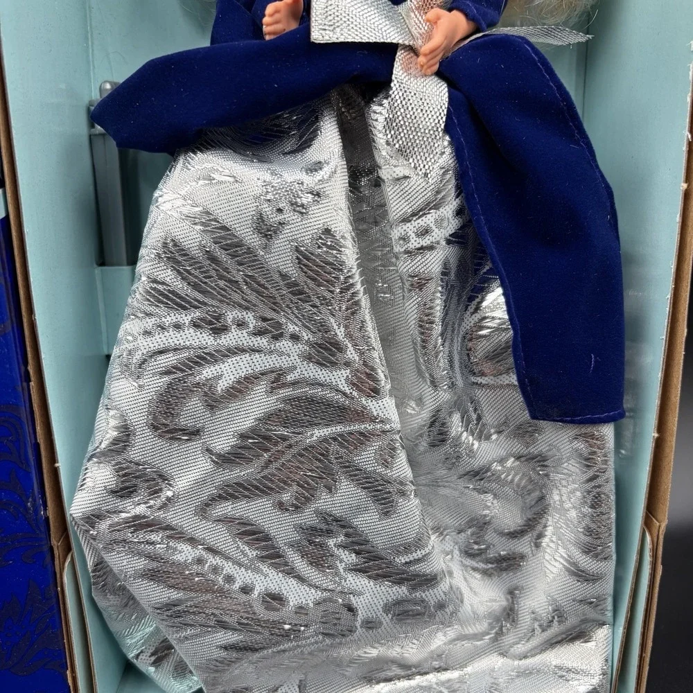 Vintage‎ Winter Velvet Barbie Mattel 1995 Special Edition Avon Exclusive #15571